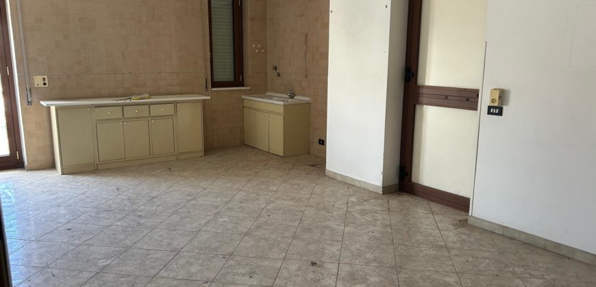 Ampio appartamento con terrazza in Via Carducci