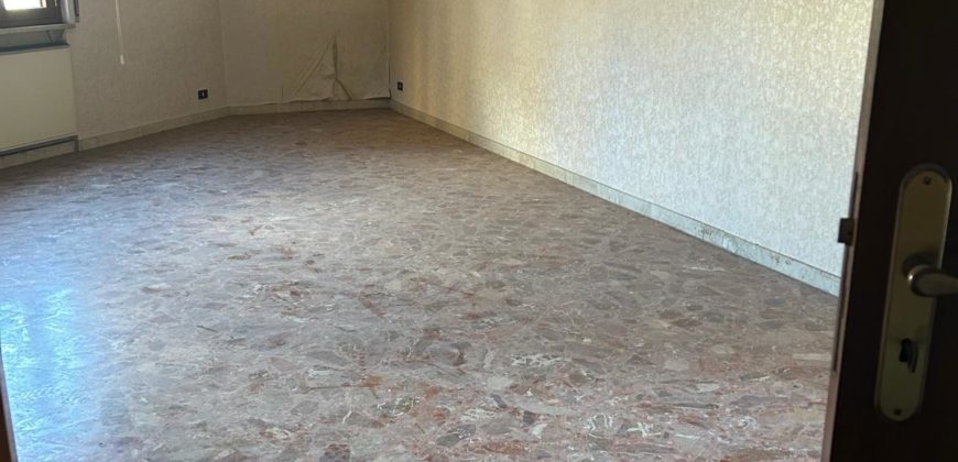 Ampio appartamento con terrazza in Via Carducci