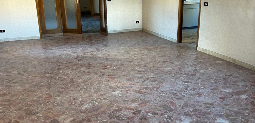 Ampio appartamento con terrazza in Via Carducci