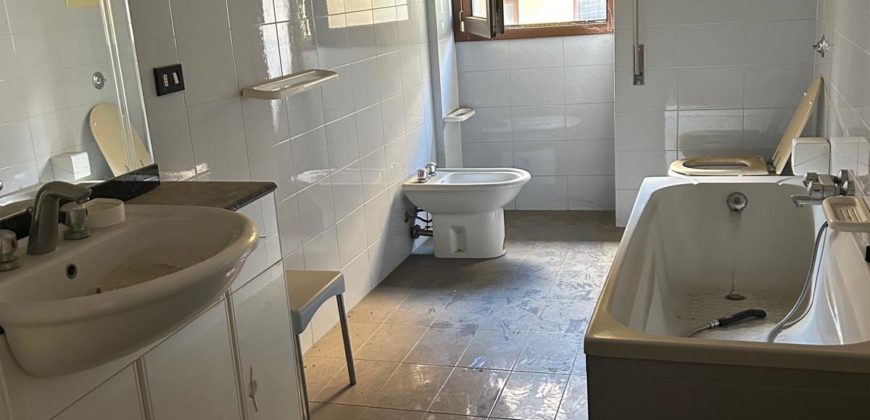 Ampio appartamento con terrazza in Via Carducci