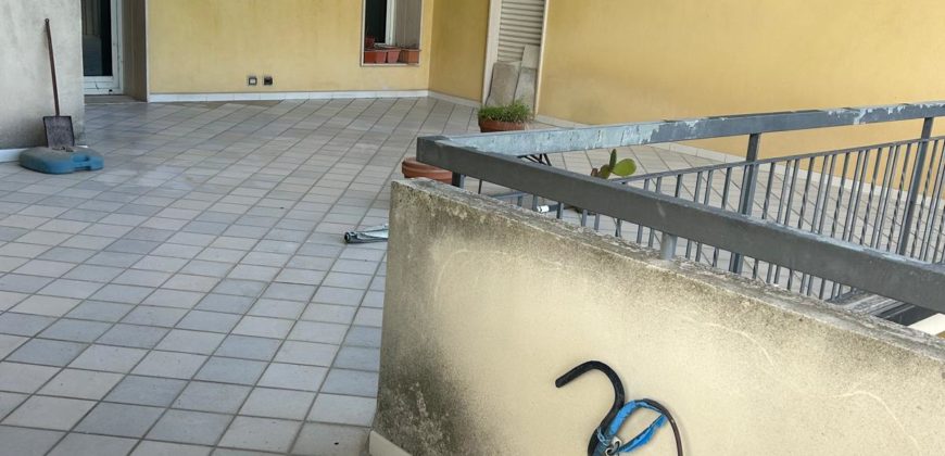 Ampio appartamento con terrazza in Via Carducci