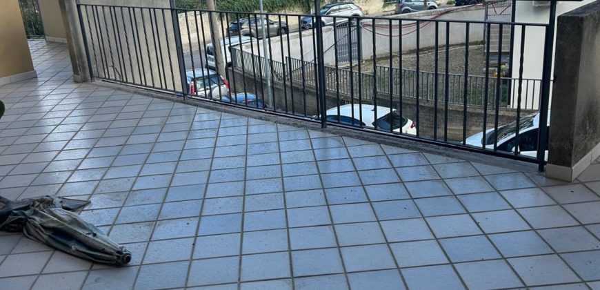 Ampio appartamento con terrazza in Via Carducci