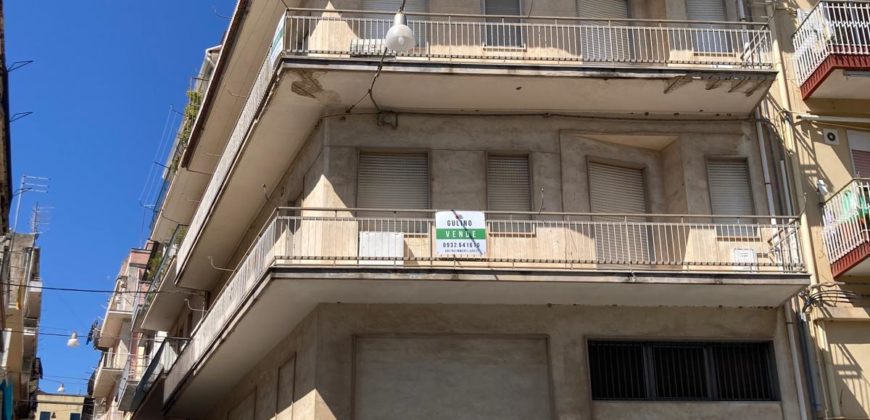 Edificio bifamiliare con garage, Zona Liceo Classico. Ragusa