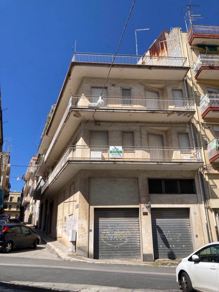Edificio bifamiliare con garage, Zona Liceo Classico. Ragusa