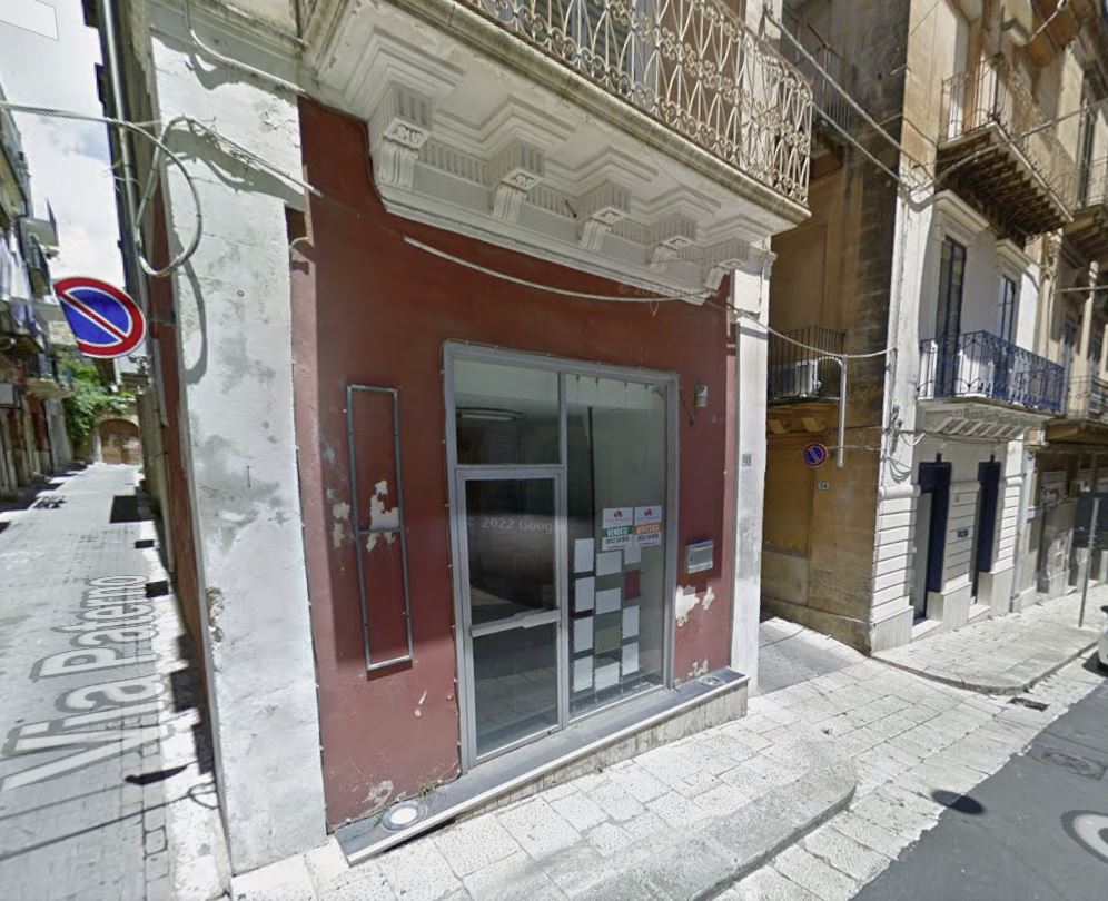 Locale commerciale in corso Vittorio Veneto a pochi passi dalla via Roma